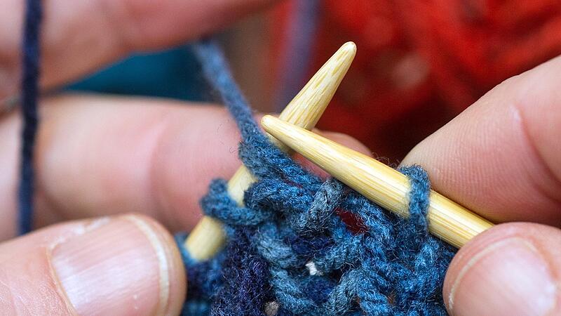 In Poppenlauer wird alle zwei Wochen für den guten Zweck gestrickt und gehäkelt.