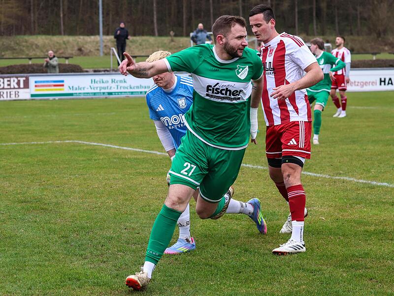 Friesens Goalgetter Rico Nassel (gr&uuml;nes Trikot) verwertete die Flanke von Louis Bachinger und brachte seine Mannschaft mit 2:0 in F&uuml;hrung&nbsp;
