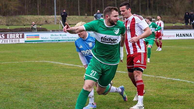 Friesens Goalgetter Rico Nassel (grünes Trikot) verwertete die Flanke von Louis Bachinger und brachte seine Mannschaft mit 2:0 in Führung Friesens Goalgetter Rico Nassel (grünes Trikot) verwertete die Flanke von Louis Bachinger und brachte seine Mannschaft mit 2:0 in Führung