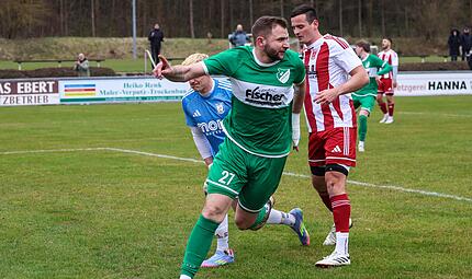 Friesens Goalgetter Rico Nassel (grünes Trikot) verwertete die Flanke von Louis Bachinger und brachte seine Mannschaft mit 2:0 in Führung Friesens Goalgetter Rico Nassel (grünes Trikot) verwertete die Flanke von Louis Bachinger und brachte seine Mannschaft mit 2:0 in Führung