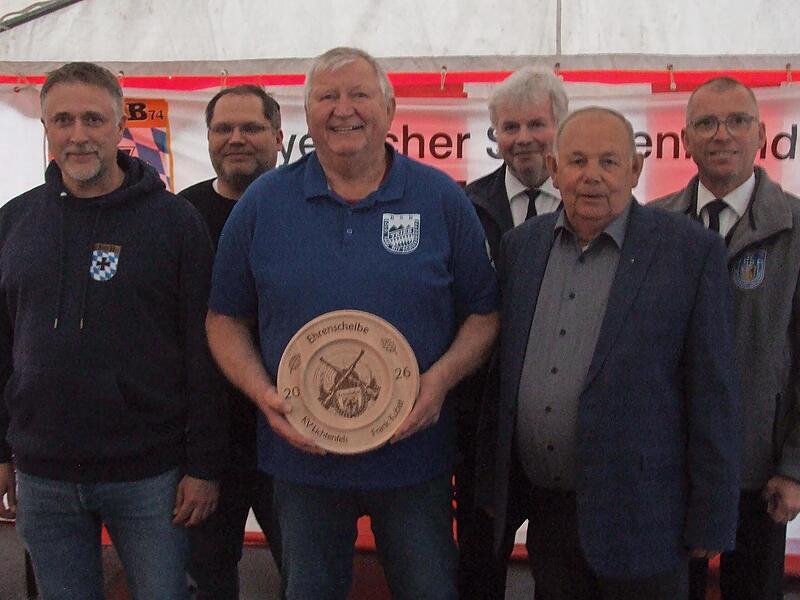 Sichtlich erfreut zeigt sich der Ehrenscheibengewinner Frank Kubat, zusammen mit Thiemo Schlesinger, Jens Müller, Bernd Höppel, Roland Lowig und Jürgen Panzer. Sichtlich erfreut zeigt sich der Ehrenscheibengewinner Frank Kubat, zusammen mit Thiemo Schlesinger, Jens Müller, Bernd Höppel, Roland Lowig und Jürgen Panzer.