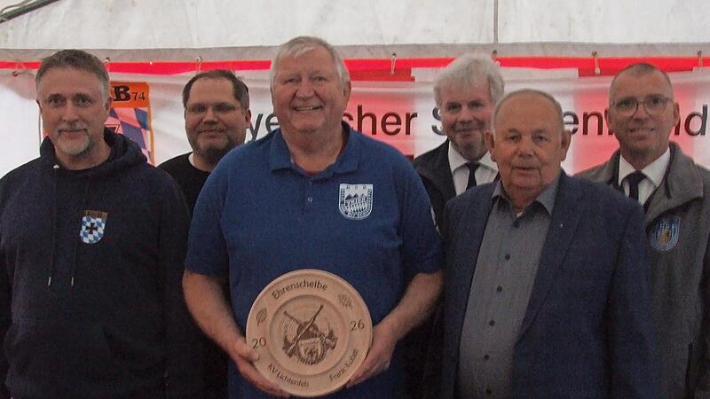 Sichtlich erfreut zeigt sich der Ehrenscheibengewinner Frank Kubat, zusammen mit Thiemo Schlesinger, Jens Müller, Bernd Höppel, Roland Lowig und Jürgen Panzer. Sichtlich erfreut zeigt sich der Ehrenscheibengewinner Frank Kubat, zusammen mit Thiemo Schlesinger, Jens Müller, Bernd Höppel, Roland Lowig und Jürgen Panzer.