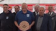 Sichtlich erfreut zeigt sich der Ehrenscheibengewinner Frank Kubat, zusammen mit Thiemo Schlesinger, Jens Müller, Bernd Höppel, Roland Lowig und Jürgen Panzer. Sichtlich erfreut zeigt sich der Ehrenscheibengewinner Frank Kubat, zusammen mit Thiemo Schlesinger, Jens Müller, Bernd Höppel, Roland Lowig und Jürgen Panzer.