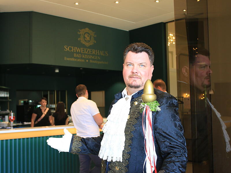 Das Schweizerhaus in Bad Kissingen ist als Boutique-Hotel und Eventlocation wiedereröffnet. Markus Lipsius führte die Gäste beim Festakt als Hofmarschall durch das Gebäude. Das Schweizerhaus in Bad Kissingen ist als Boutique-Hotel und Eventlocation wiedereröffnet. Markus Lipsius führte die Gäste beim Festakt als Hofmarschall durch das Gebäude.