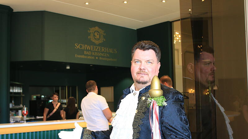 Das Schweizerhaus in Bad Kissingen ist als Boutique-Hotel und Eventlocation wiedereröffnet. Markus Lipsius führte die Gäste beim Festakt als Hofmarschall durch das Gebäude. Das Schweizerhaus in Bad Kissingen ist als Boutique-Hotel und Eventlocation wiedereröffnet. Markus Lipsius führte die Gäste beim Festakt als Hofmarschall durch das Gebäude.
