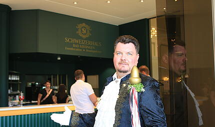 Das Schweizerhaus in Bad Kissingen ist als Boutique-Hotel und Eventlocation wiedereröffnet. Markus Lipsius führte die Gäste beim Festakt als Hofmarschall durch das Gebäude. Das Schweizerhaus in Bad Kissingen ist als Boutique-Hotel und Eventlocation wiedereröffnet. Markus Lipsius führte die Gäste beim Festakt als Hofmarschall durch das Gebäude.