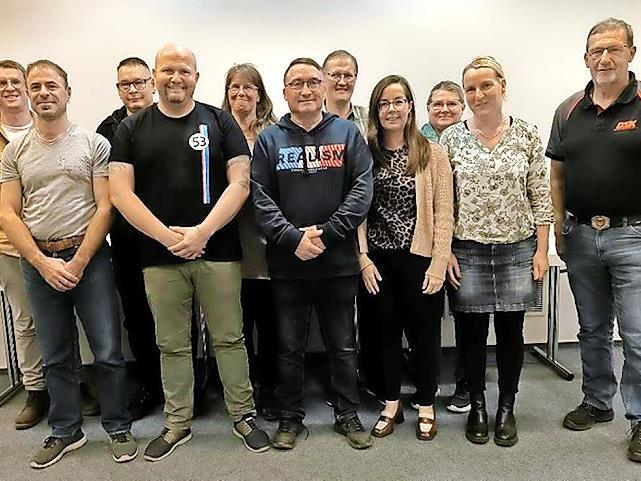 Der neue Vorstand (hinten von links): Kassenprüfer Dominik Hertel, Jörg Dressel, Beisitzer Andrea Hertel, Verkehrsreferent Florian Grösch, Beisitzer Melanie Eder; (vorne von links) Schriftführer Manuel Fischer, 1. Vorsitzender Harald Schütz, 2.Vor...