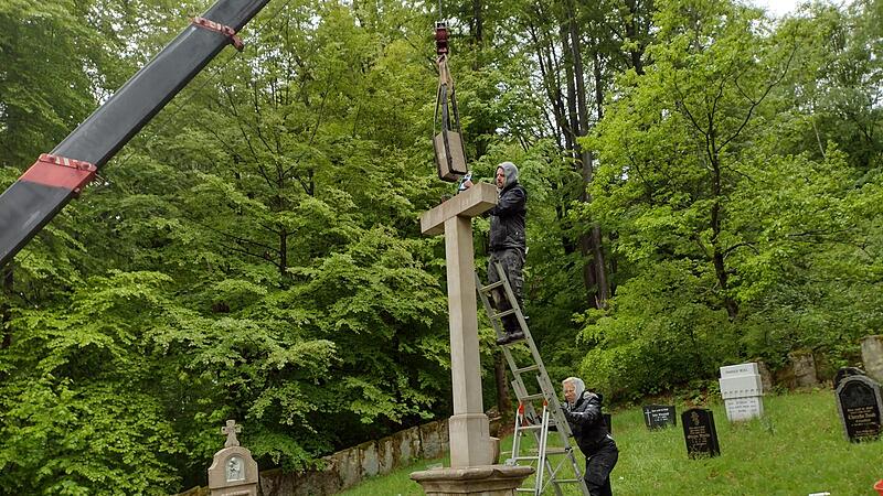 Fast geschafft: Der Querbalken sitzt, letzte Handgriffe folgen.