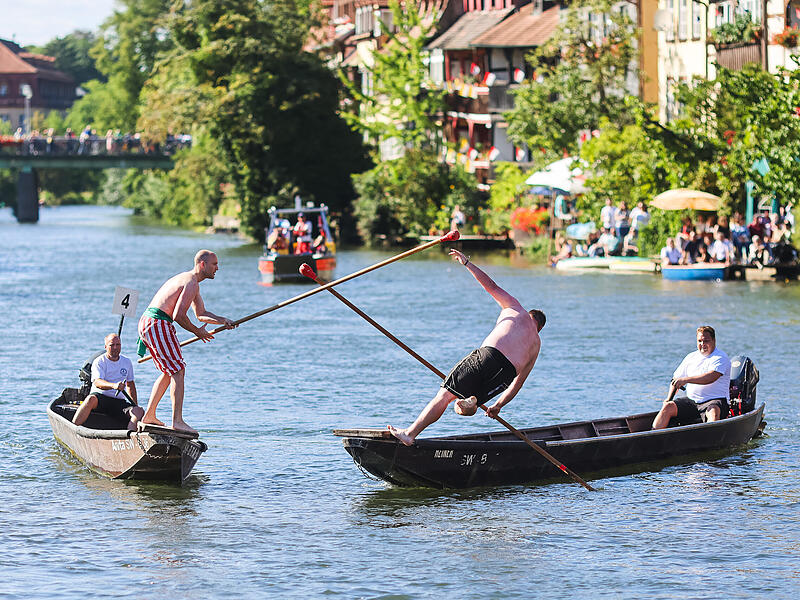 Sandkerwa FischerstechenSandkerwa 2026 - warum Gäste aus der ganzen Welt kommen Der Höhepunkt am Sonntag zur Sandkerwa: Aufmarsch und 72. Fischerstechen auf der Regnitz.