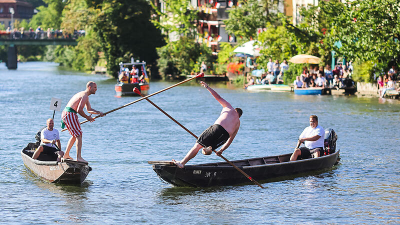 Sandkerwa FischerstechenSandkerwa 2026 - warum Gäste aus der ganzen Welt kommen Der Höhepunkt am Sonntag zur Sandkerwa: Aufmarsch und 72. Fischerstechen auf der Regnitz.