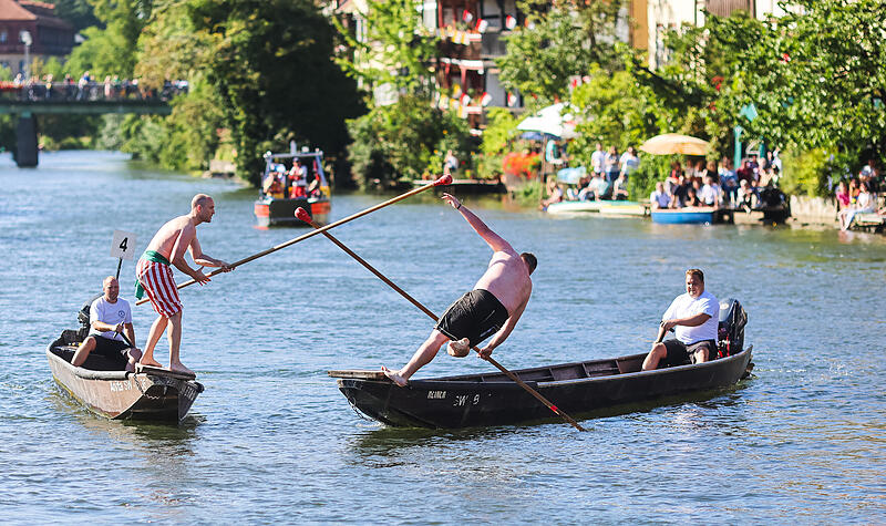 Der H&ouml;hepunkt am Sonntag zur Sandkerwa: Aufmarsch und 72. Fischerstechen auf der Regnitz.