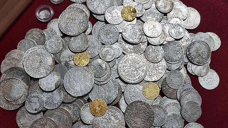 Diesen Schatz mit 198 Silber- und vier Goldm&uuml;nzen fand ein junger M&uuml;nnerst&auml;dter im Wald von Poppenlauer.