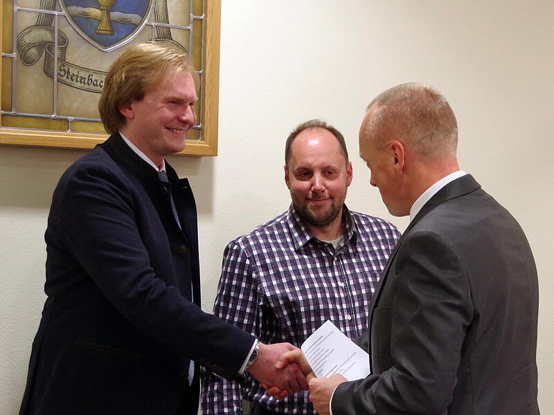 B&uuml;rgermeister Thomas L&ouml;ffler (rechts) gratuliert seinen Stellvertretern (von links) Christof Herrmann und Andr&eacute; Zipfel.