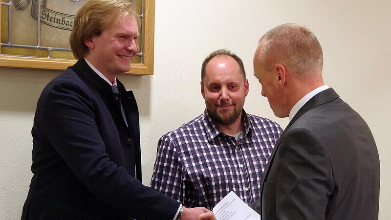 B&uuml;rgermeister Thomas L&ouml;ffler (rechts) gratuliert seinen Stellvertretern (von links) Christof Herrmann und Andr&eacute; Zipfel.