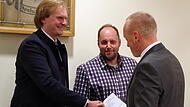 B&uuml;rgermeister Thomas L&ouml;ffler (rechts) gratuliert seinen Stellvertretern (von links) Christof Herrmann und Andr&eacute; Zipfel.