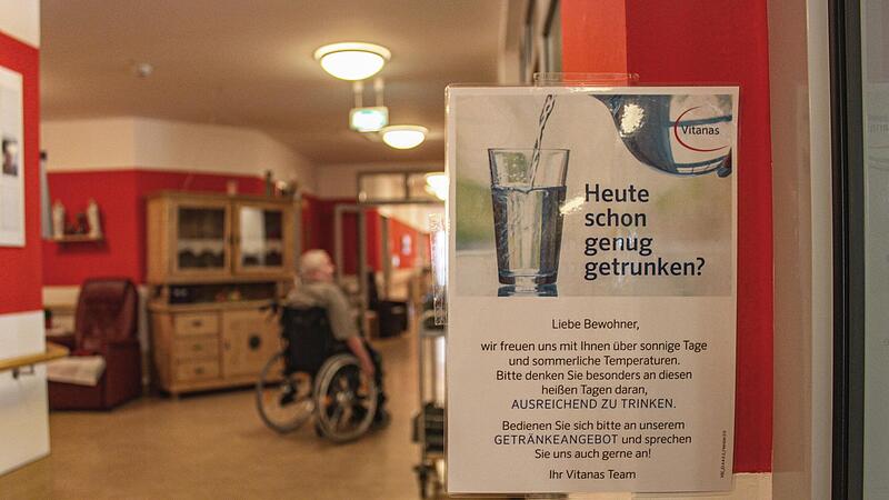 Im Vitanas Seniorenheim in H&ouml;chstadt  h&auml;ngen &uuml;berall Zettel, die Bewohner auf das Trinken hinweisen.