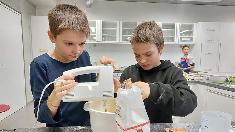 Gemeinsam lernen, kochen und backen: Sch&uuml;ler der Realschule Kitzingen finden in der Offenen Ganztagsbetreuung ein vielf&auml;ltiges Angebot.