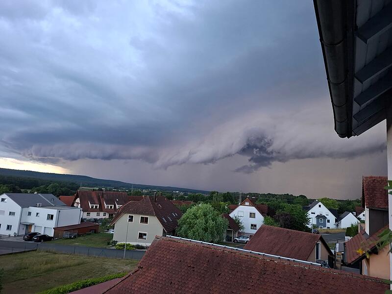 Auch &uuml;ber Hallerndorf zeigte sich die Gewitterwolke in dieser faszinierenden Form.Gewitterwolken &uuml;ber Forchheim