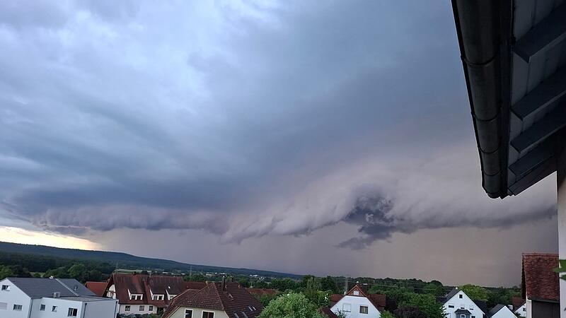 Auch &uuml;ber Hallerndorf zeigte sich die Gewitterwolke in dieser faszinierenden Form.Gewitterwolken &uuml;ber Forchheim