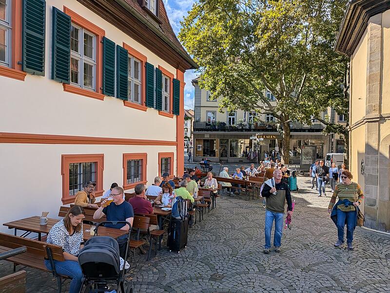 Die Tische vor der Brudermühle in Bamberg sind alle besetzt: Das neue Wirtshaus Graser wird bevölkert.