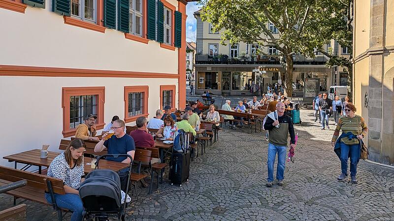 Die Tische vor der Bruderm&uuml;hle in Bamberg sind alle besetzt: Das neue Wirtshaus Graser wird bev&ouml;lkert.