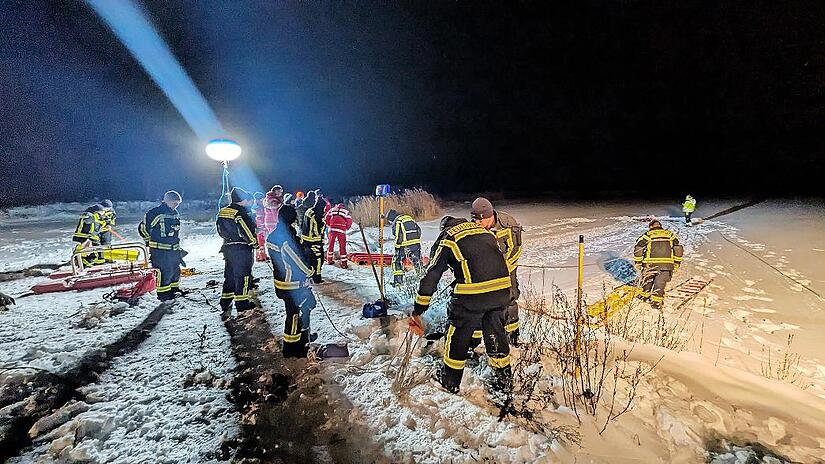Wie geht man bei einer Eisrettung vor, probten Feuerwehr und Wasserwacht gemeinsam.