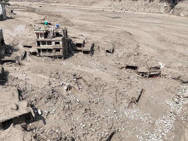 Sturzflut an Grenze zwischen China und Nepal