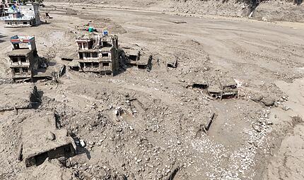 Sturzflut an Grenze zwischen China und Nepal