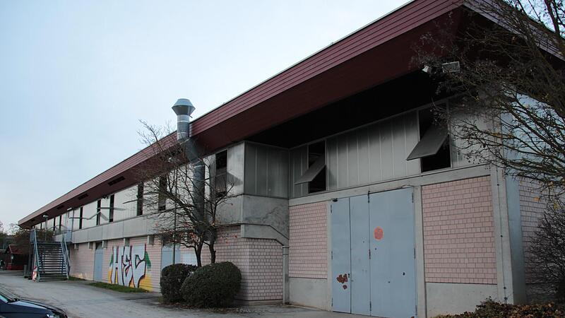 Das in die Jahre gekommene H&ouml;chstadter Eisstadion wird generalsaniert, auch wenn die Kosten daf&uuml;r um 3,2 auf 14,3 Millionen Euro steigen.