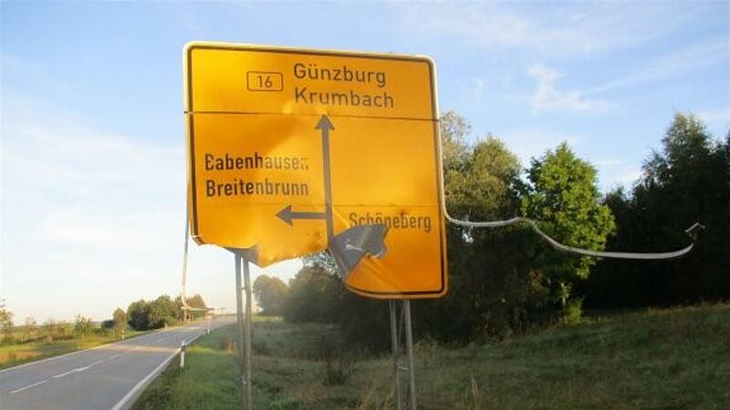 Beschädigtes Verkehrsschild Beschädigtes Verkehrsschild