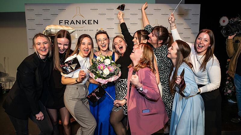 Die neue Fr&auml;nkische Weink&ouml;nigin Lisa Lehritter (Mitte) feierte mit Freundinnen ihren Sieg bei der Wahl in Aschaffenburg.