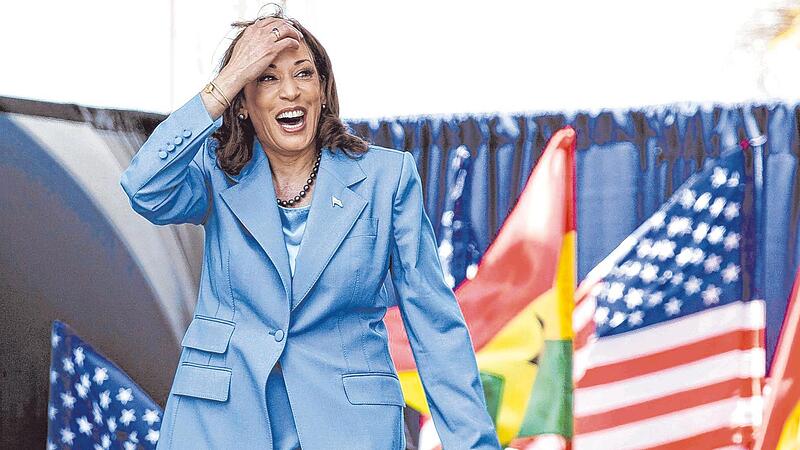 &bdquo;Ich f&uuml;hle mich geehrt, die Unterst&uuml;tzung des Pr&auml;sidenten zu haben, und ich habe die Absicht, diese Nominierung zu verdienen und zu gewinnen&ldquo;, erkl&auml;rte Kamala Harris.