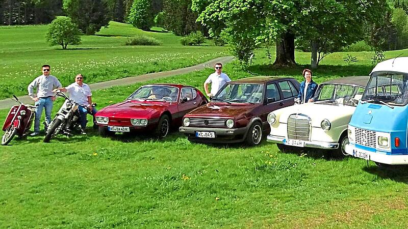 Teilweise selbst gebaut oder restauriert und liebevoll gepflegt gehören aktuell drei Pkw, ein Kleinbus, ein Chopper und drei Mopeds zum zugelassenen Oldtimer-Fuhrpark von (von links) Christoph, Stefan, Johannes und Sonja Daum aus Nordhalben. Norbe... Teilweise selbst gebaut oder restauriert und liebevoll gepflegt gehören aktuell drei Pkw, ein Kleinbus, ein Chopper und drei Mopeds zum zugelassenen Oldtimer-Fuhrpark von (von links) Christoph, Stefan, Johannes und Sonja Daum aus Nordhalben. Norbe...