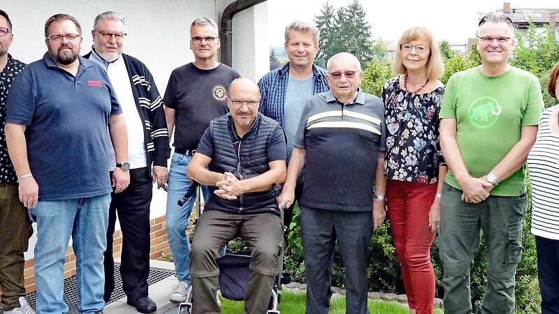 Alfred S&uuml;nkel (Vierter von rechts) mit einem Teil der Gratulanten. Im Bild (von links) der Vorsitzende des VfR Schneckenlohe, Peter Kisch, der Vergn&uuml;gensausschussvorsitzende der Feuerwehr, Gerold Vogt, Monsignore Wolfgang Witzgall, Sohn Udo S&uuml;nkel, B&uuml;rgermeister Knut Morgenroth, Kreisschiedsrichterobmann Ulrich Pochmann, Hildegard L&ouml;ffler von den Herbstbl&uuml;ten, Sohn Heiko S&uuml;nkel und Margit Geuther von den Herbstbl&uuml;ten
