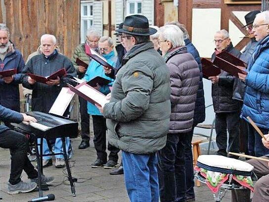 Der Männergesangverein Cäcilia stimmte Weihnachtslieder an. Der Männergesangverein Cäcilia stimmte Weihnachtslieder an.