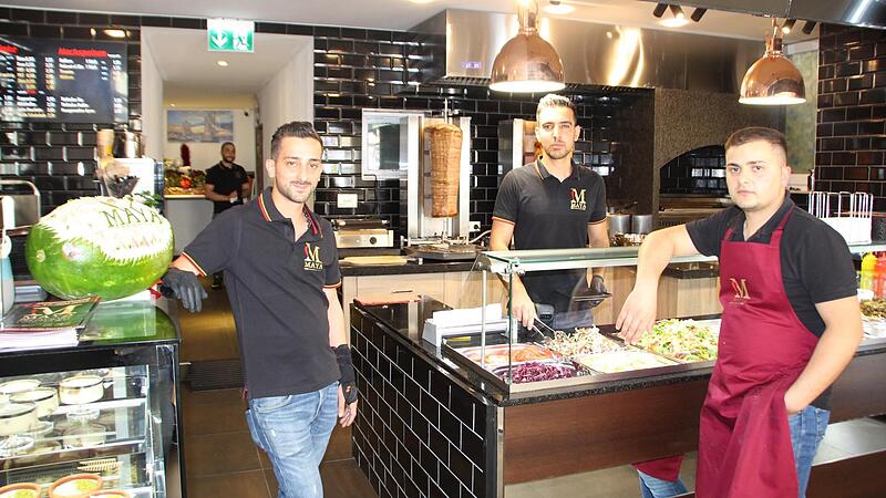 Salah Almasalkhi, Nour Aldeen Almubarak und  Chef Mhd Al Msalkhy (von links) stammen aus Syrien. Jetzt haben sie in Forchheims Innenstadt das &bdquo;Maya&ldquo; er&ouml;ffnet.Forchheim & Fr&auml;nkische Schweiz