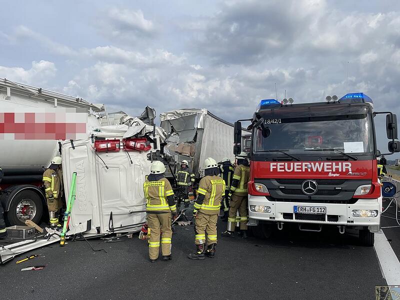 Der Lastwagenunfall legte die Autobahn in Fahrtrichtung mehrere Stunden lahm.
