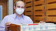 Apotheker Christian Redmann bei der Arbeit – die Kunden wird er vermissen.Forchheim & Fränkische Schweiz Apotheker Christian Redmann bei der Arbeit – die Kunden wird er vermissen.Forchheim & Fränkische Schweiz