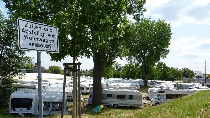 Unz&auml;hlige Camper und Wohnwagen stehen seit geraumer Zeit dicht gepackt auf dem Festplatz von H&ouml;chstadt in den Aischwiesen. Etwa 500 Menschen wohnen vorr&uuml;bergehend hier.