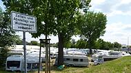 Unz&auml;hlige Camper und Wohnwagen stehen seit geraumer Zeit dicht gepackt auf dem Festplatz von H&ouml;chstadt in den Aischwiesen. Etwa 500 Menschen wohnen vorr&uuml;bergehend hier.
