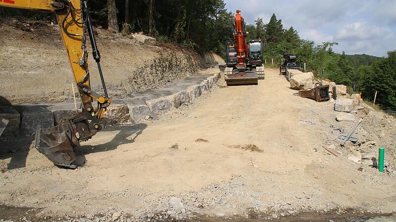 Die Sanierung der St 2290 zwischen Sulzthal und Obbach läuft gut. Die komplette Zufahrt zum Hochbehälter wurden verbreitert, jetzt wird eine Naturquader-Mauer errichtet, die bis zum Hochbehälter führt. Die Sanierung der St 2290 zwischen Sulzthal und Obbach läuft gut. Die komplette Zufahrt zum Hochbehälter wurden verbreitert, jetzt wird eine Naturquader-Mauer errichtet, die bis zum Hochbehälter führt.