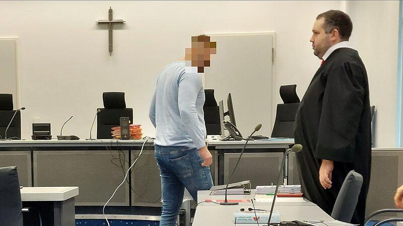 Tag zwei beim Prozess vor Landgericht Bamberg wegen versuchtem Totschlag in ForchheimForchheim & Fränkische Schweiz Tag zwei des Prozesses wegen versuchtem Totschlag - der Angeklagte Z. betritt den Saal. Rechts sein Anwalt Georg Karl.