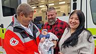Notfallsanitäter Rainer Schumm (links) und der kleine Ben. Er hat Janine Esser geholfen, ihr Kind im Rettungswagen zu Welt zu bringen. Mit im Bild (mitte) Vater Niklas Esser. Notfallsanitäter Rainer Schumm (links) und der kleine Ben. Er hat Janine Esser geholfen, ihr Kind im Rettungswagen zu Welt zu bringen. Mit im Bild (mitte) Vater Niklas Esser.