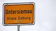 Gemeinde Untersiemau - Kreis Coburg - Ortsschild - frontal Gemeinde Untersiemau - Kreis Coburg - Ortsschild - frontal