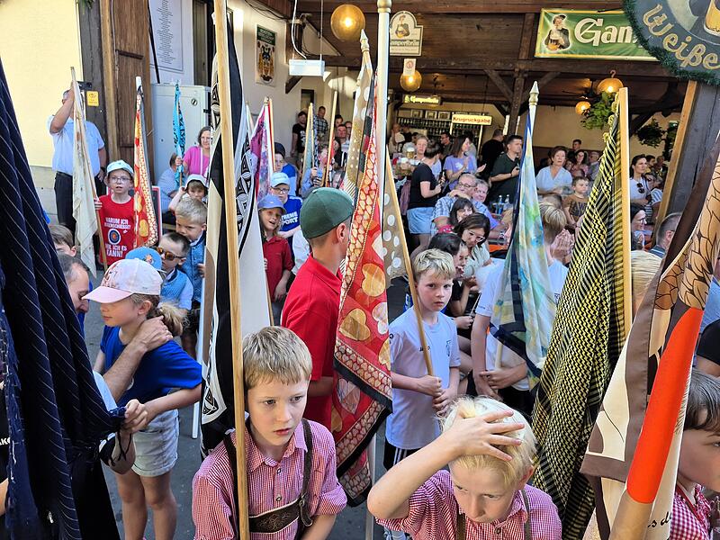 Rund ums Kinderschie&szlig;en um die Titel "Schwanenk&ouml;nigin" und "Vogelk&ouml;nig".Bilderserie: Schwanenk&ouml;nigin und Vogelk&ouml;nig