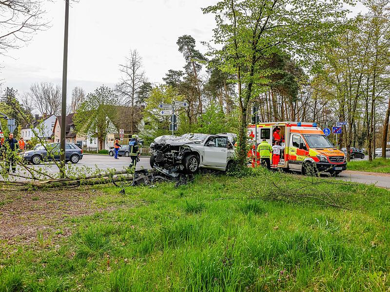 Der BMW   wurde bei dem Unfall in Eltersdorf   demoliert, der Fahrer schwer verletzt.