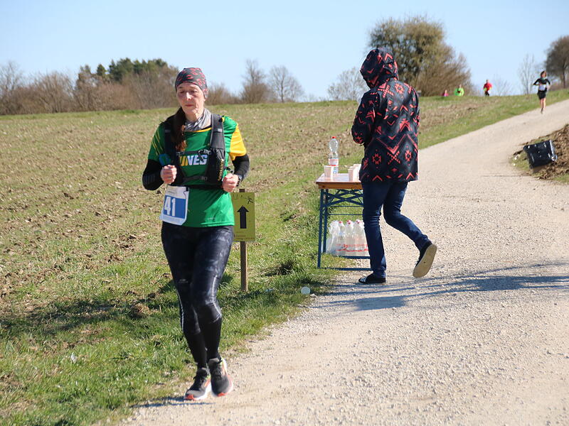Strahlender Sonnenschein, aber nur niedrige Plusgrade erwartete die L&auml;ufer beim 19. Obermain-Marathon rund um Bad Staffelstein. Die Marathon-Strecke f&uuml;hrte wieder an den beiden Wahrzeichen der Kurstadt, dem Kloster Banz und der Basilika Vierzehnheiligen vorbei.