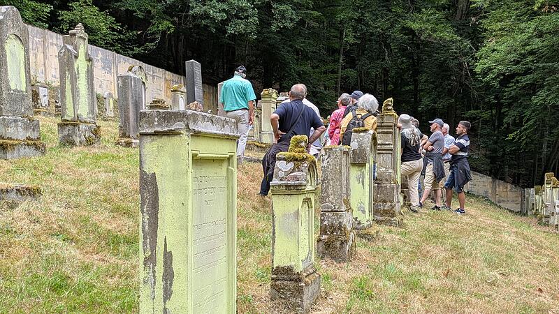 Führung auf dem Jüdischen Friedhof bei Steinach.