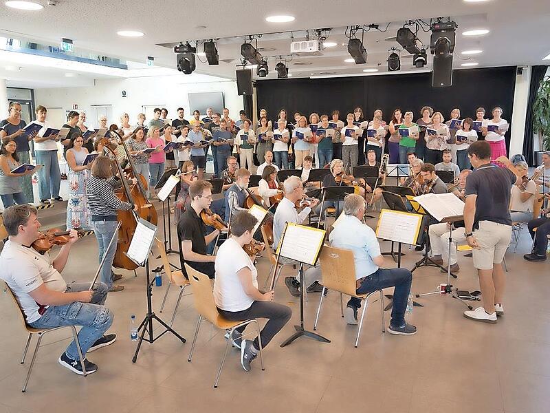 Chor und Orchester proben intensiv für John Rutters „Magnificat“.