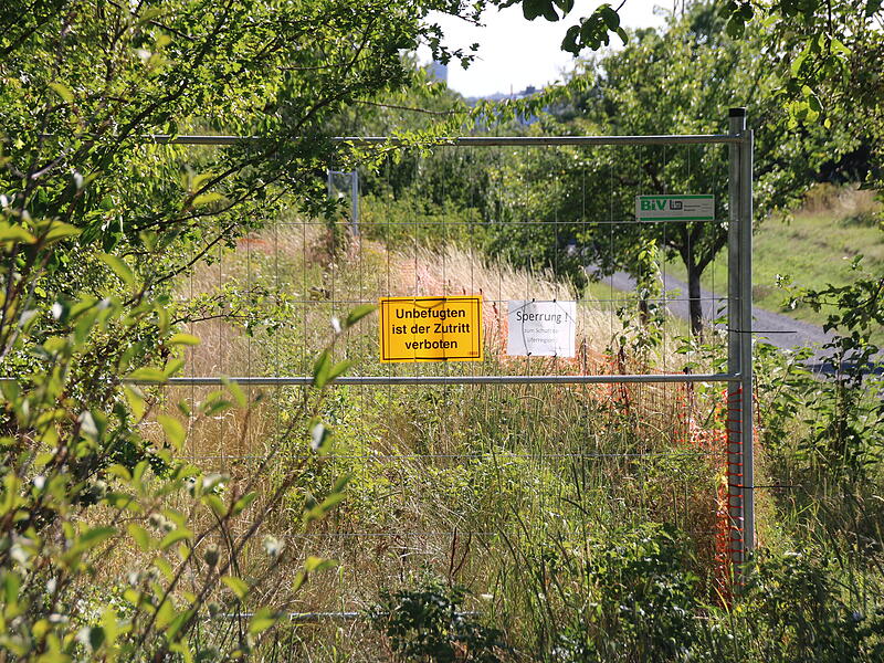 Absperrz&auml;une sollen verhindern, dass jemand die Tongrube bei D&ouml;rfles-Esbach betritt. Etliche Badeg&auml;ste kommen trotzdem gerne zum Abk&uuml;hlen und Sonnen her.